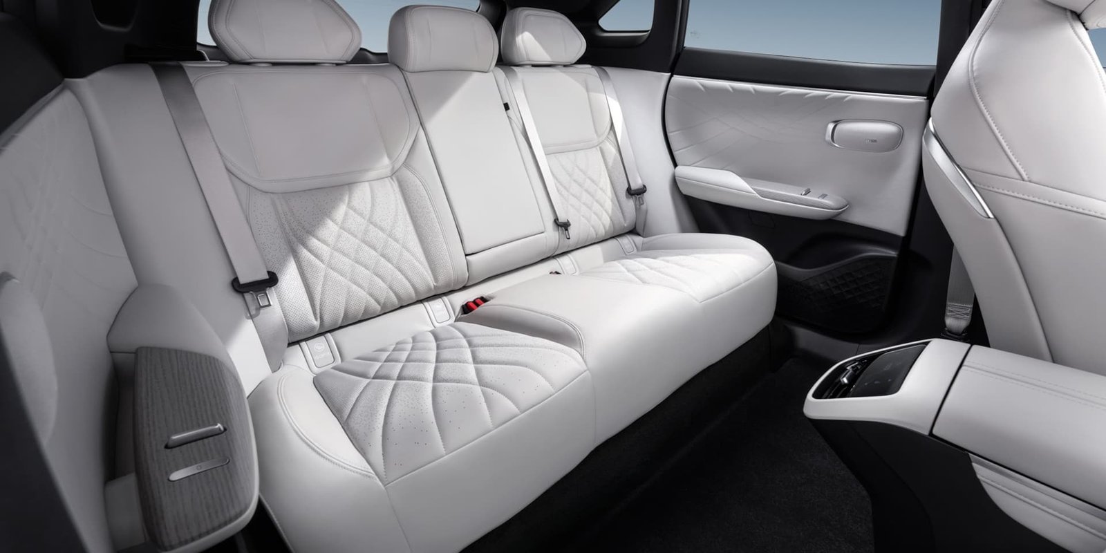 S07 – notranjost White 2