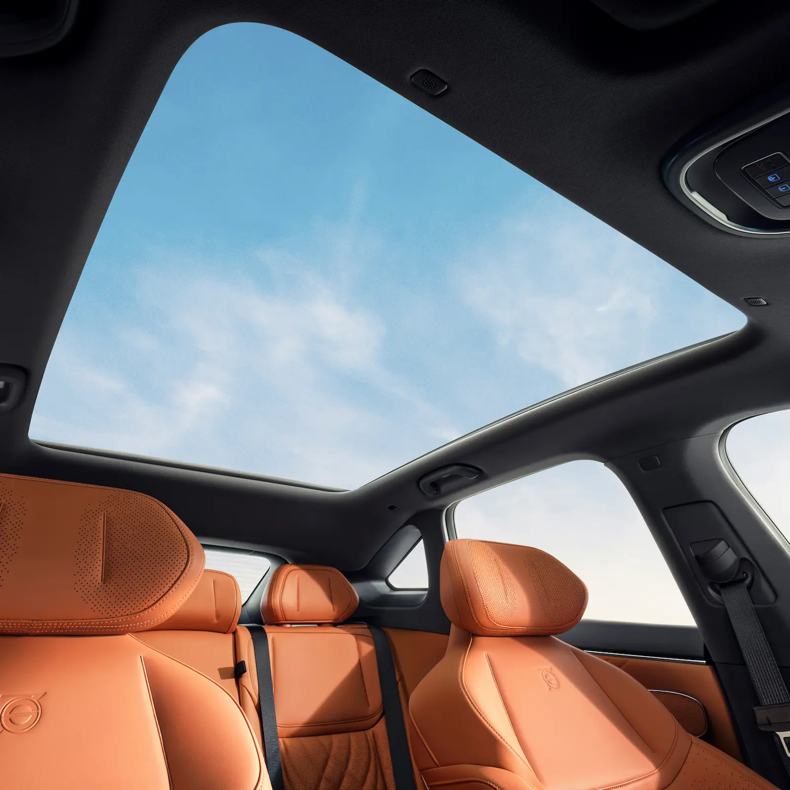 1.9 m2 velika panoramska steklena streha